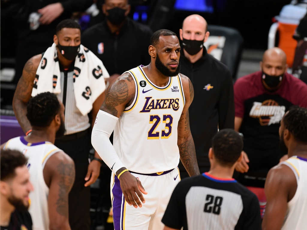 【直击】湖人反弹失利 老詹更衣室难掩失望情绪 【直击】湖人反弹失利 老詹更衣室难掩失望情绪