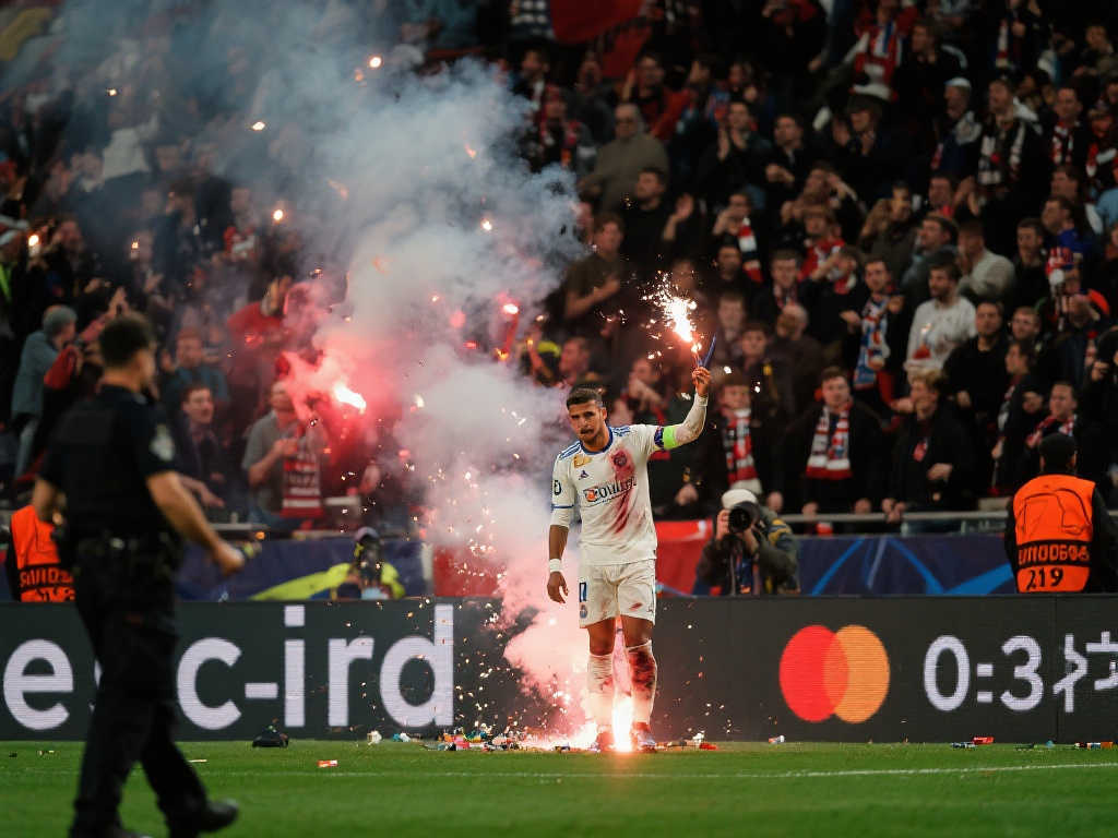 打火机事件震惊足坛:德国足协裁定波鸿2比0获胜 打火机事件震惊足坛:德国足协裁定波鸿2比0获胜